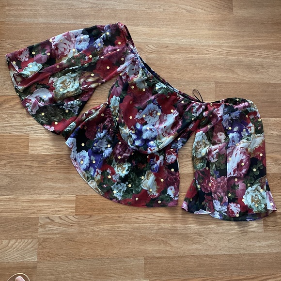 NWT off the shoulder cropped top with bell sleeves - Picture 4 of 7